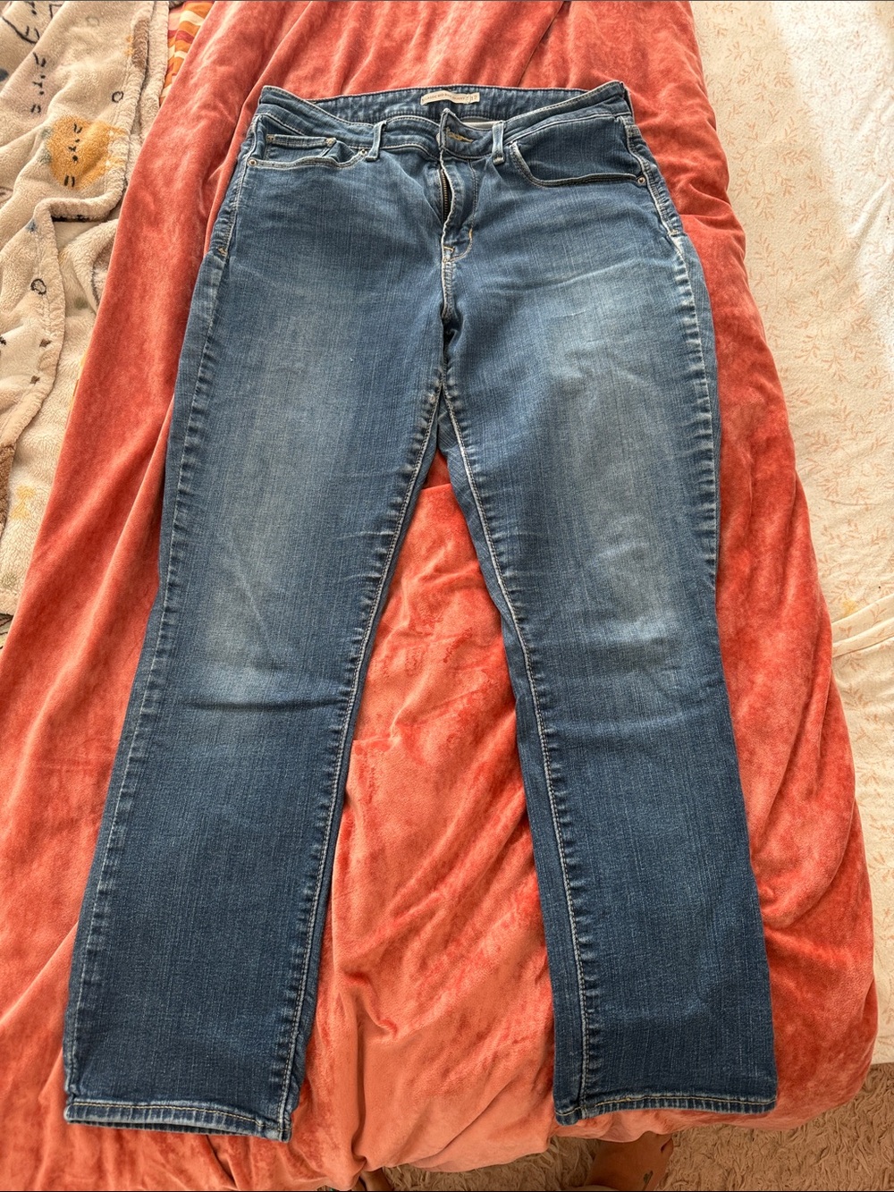 Levi's Straight-Leg Women's Jeans in Mid Blue Wash